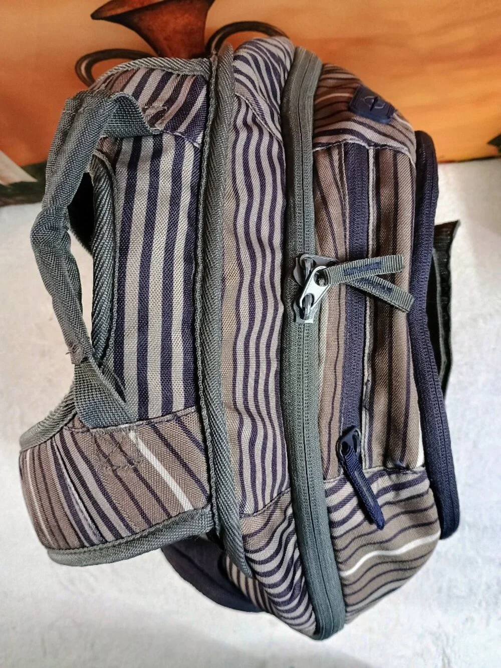 EUC VTG Skullcandy Navy Blue & Gray Striped Skateboard Backpack Tech Pocket